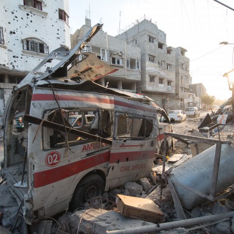 Bron: http://upload.wikimedia.org/wikipedia/commons/c/c1/Destroyed_ambulance_in_the_CIty_of_Shijaiyah_in_the_Gaza_Strip.jpg