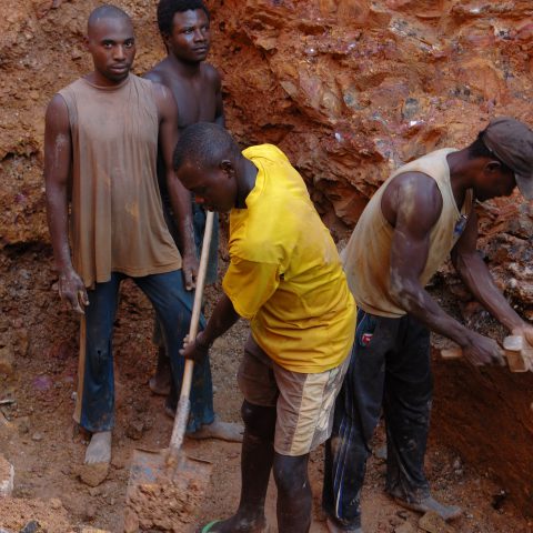 Bron: https://upload.wikimedia.org/wikipedia/commons/d/d1/Wolframite_Mining_in_Kailo%2C_DRC.jpg