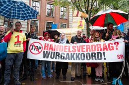 Demonstratie tegen handelsakkoord TTIP in Amsterdam